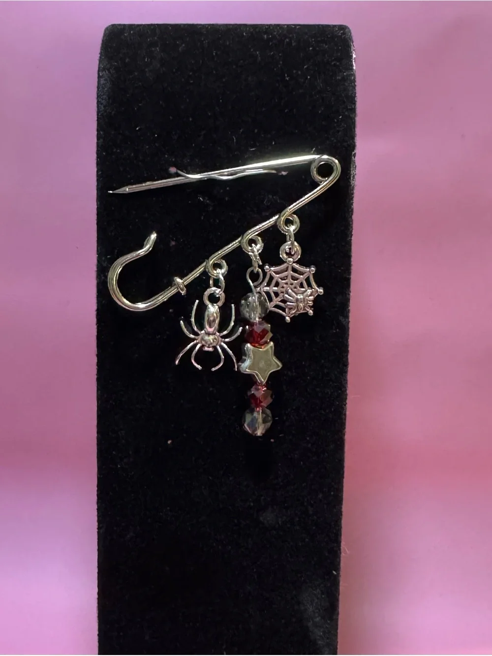 🕷️ 🕸️♥️ Spooky Girls!! Silver toned Safety Pin Brooch with Red Crystal Beads